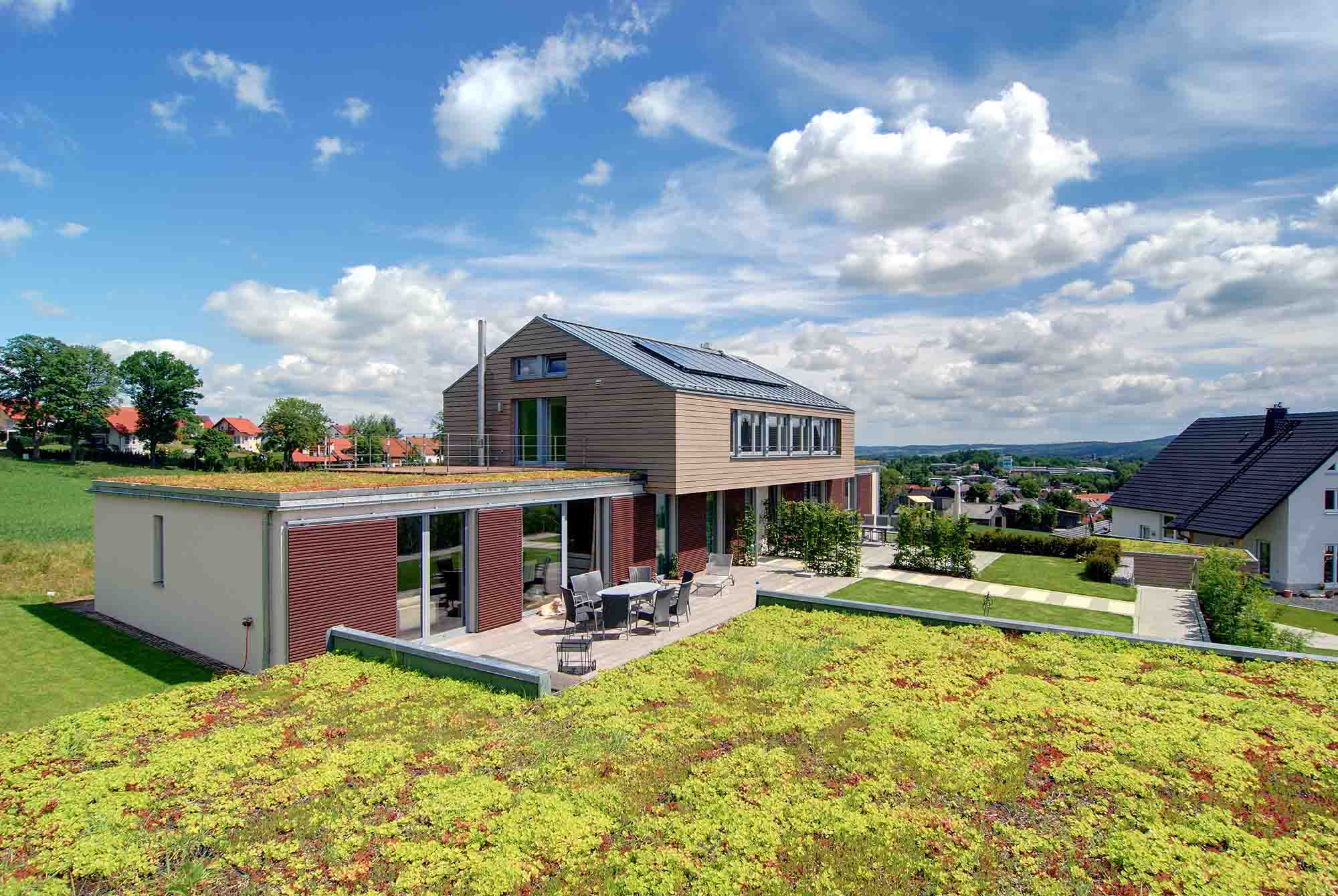 ECOgreen PACK Hausdach privat Dachbegrünung ECOgreen PACK auf einem privaten Hausdach mit Wohngebiet im Hintergrund