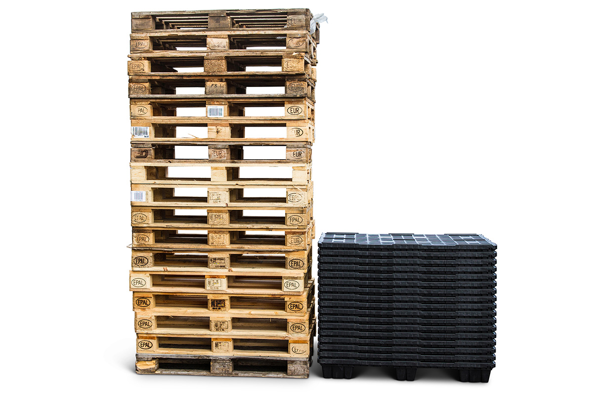 Holz vs. Kunststoff Ein großer Stapel von Holzpaletten steht neben einem kleinen Stapel von Kunststoffpaletten