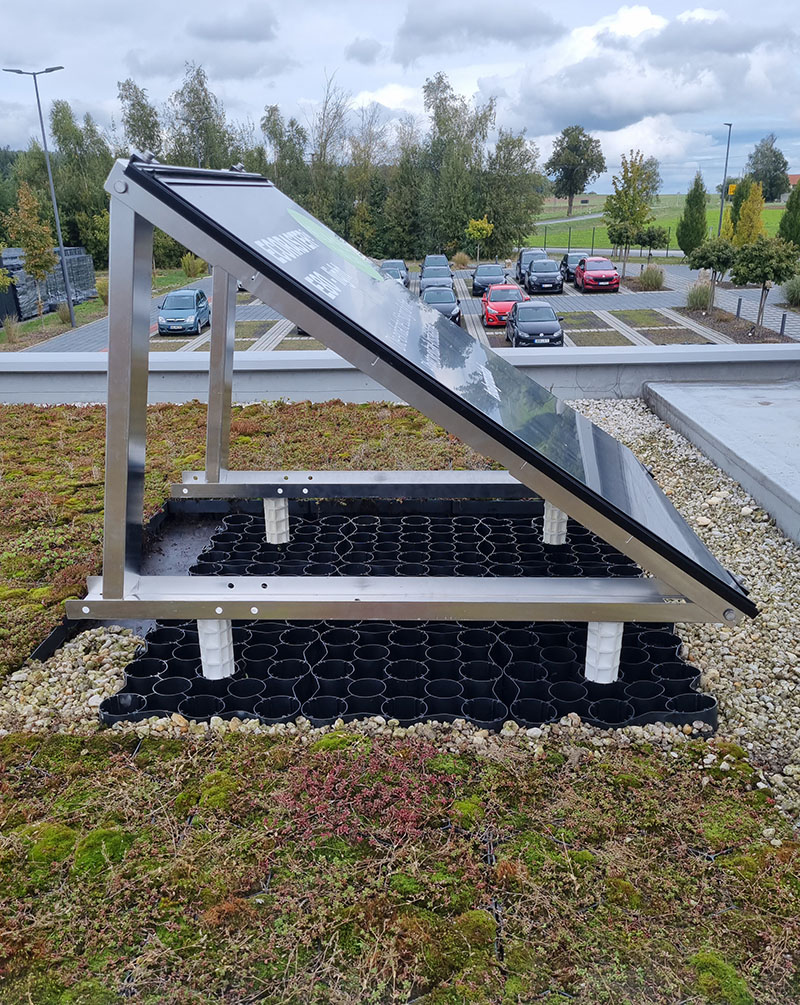 ECOgreen System Aufbau auf Gründach Aufbau eines Solarelements auf einer Terrasse mit Dachbegrünung, umgesetzt mit ECOgreen System Produkten