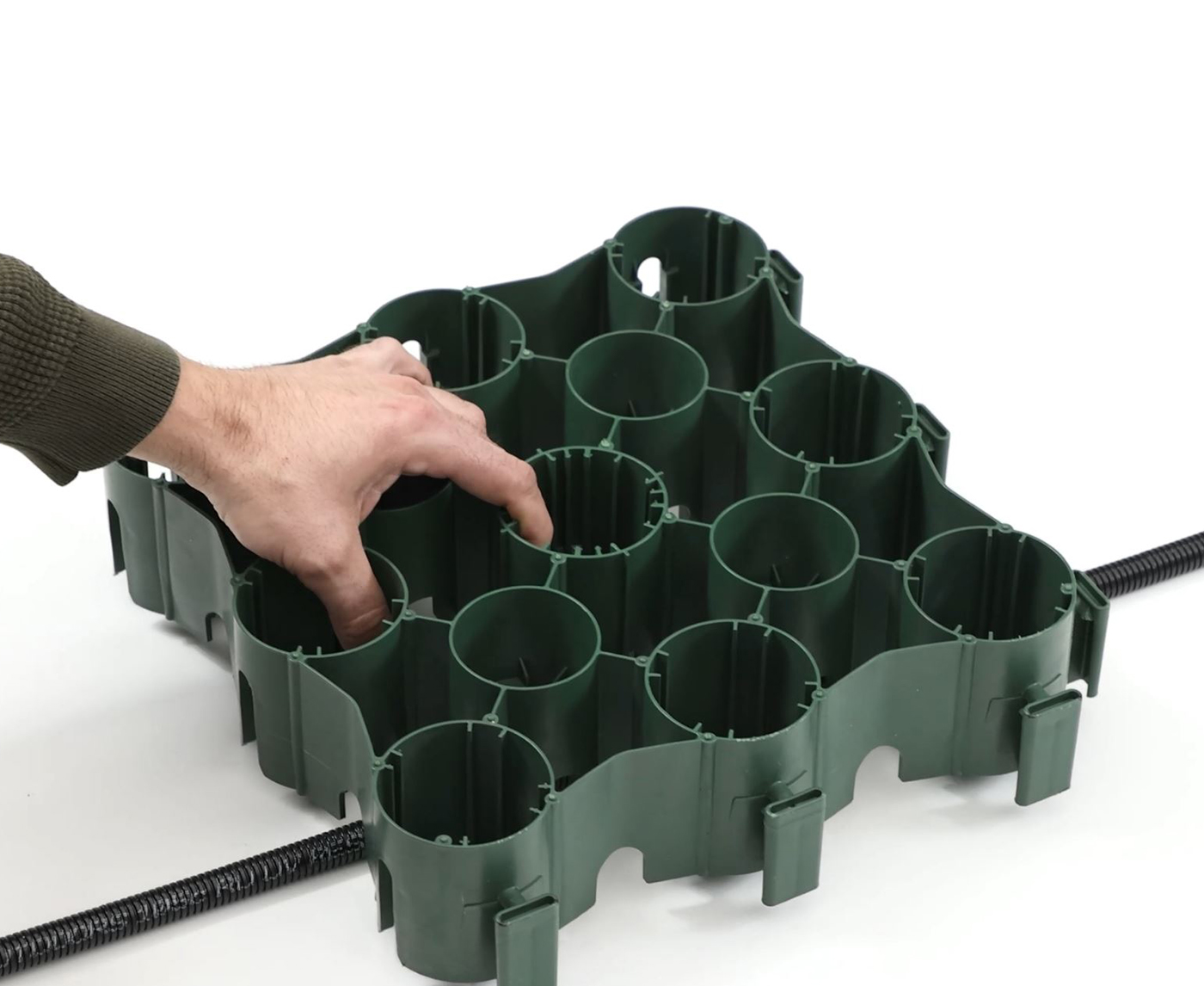 ECOgreen System Grundplatte Grundplatte des ECOgreen Systems wird auf Wasserschlauch gesetzt